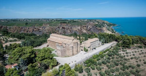 Veduta aerea dell'abbazia di San Giovanni in Venere fra gli uliveti