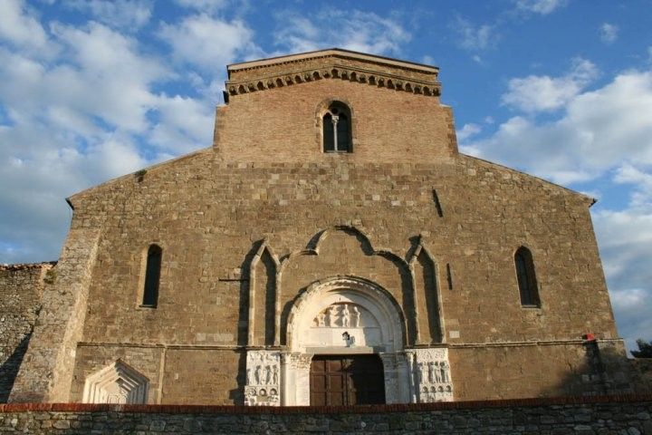La facciata in pietra e mattoni dell'abbazia