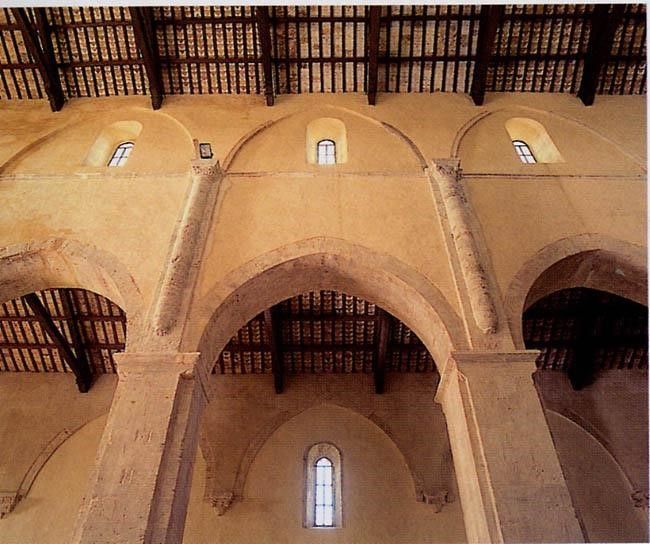 Gli archi su pilastri della navata centrale