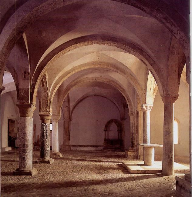 L'interno spoglio a tre navate dell'abbazia