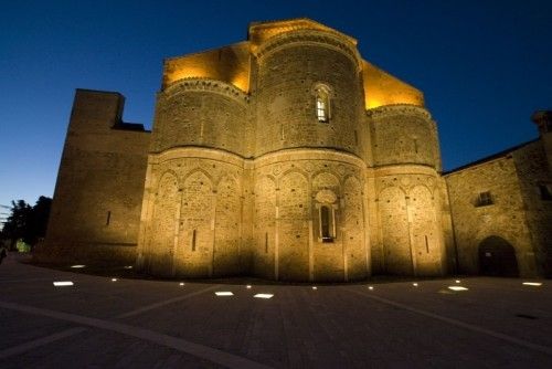 Le absidi dell'abbazia illuminate di notte