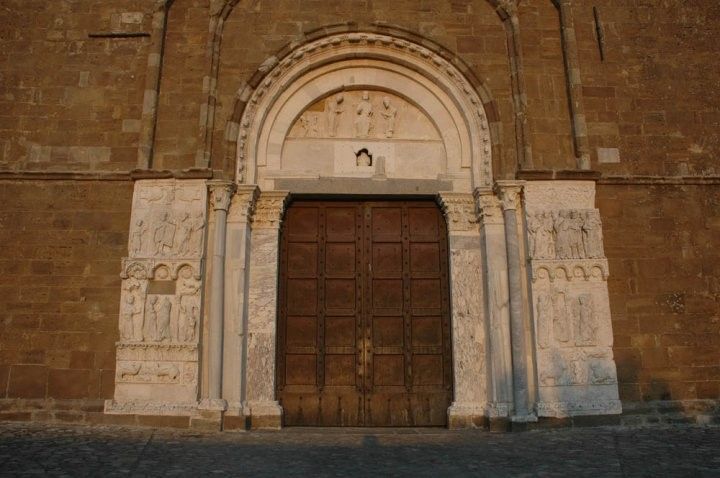 Il Portale della Luna, con la lunetta scolpita