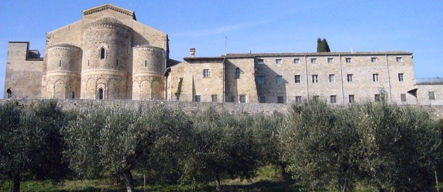 L'abbazia circondata dagli uliveti