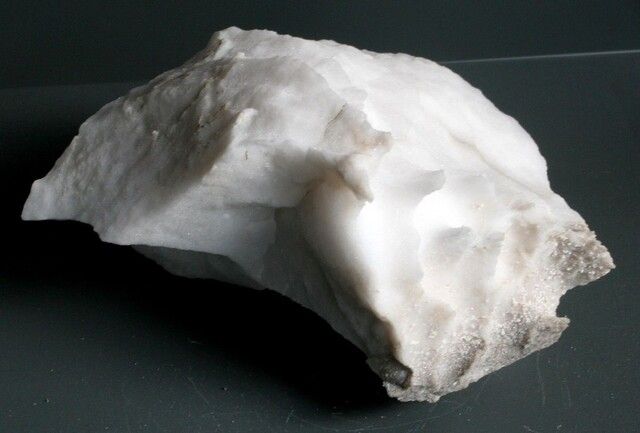 Un blocco di alabastro gessoso bianco candido