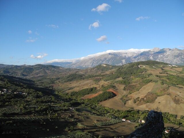 Panorama dalla sommità di Altino verso la Maiella innevata
