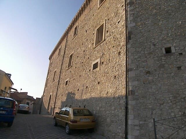 La mole del castello ducale di Casoli