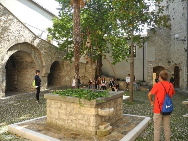 Il cortile interno del castello ducale, con i portici