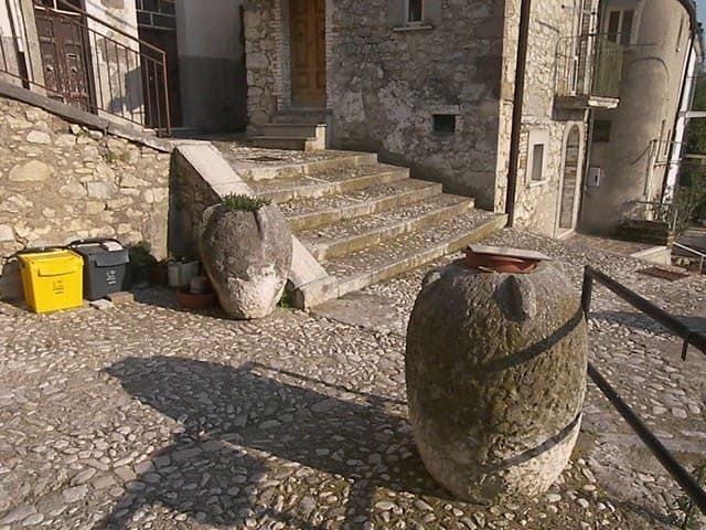Grandi doli in pietra della Maiella lungo una via del centro storico