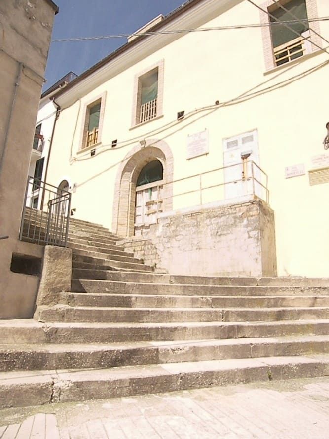 L'edificio che ospitò gli internati, con la lunga scalinata esterna