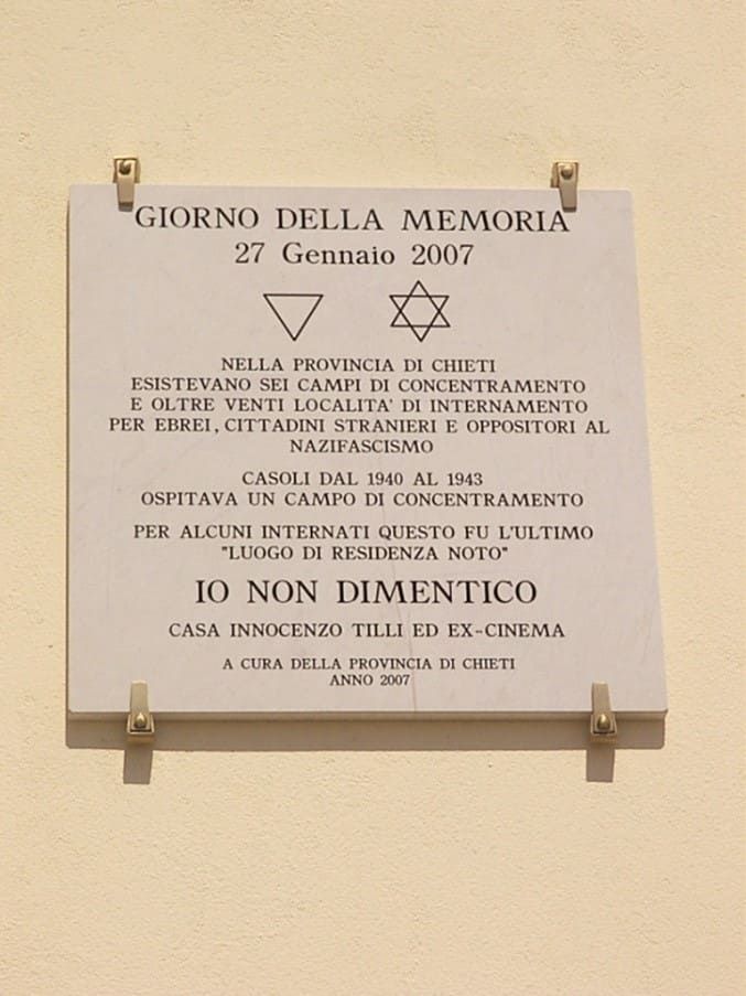 La lapide del Giorno della Memoria dedicata agli internati del campo di Casoli
