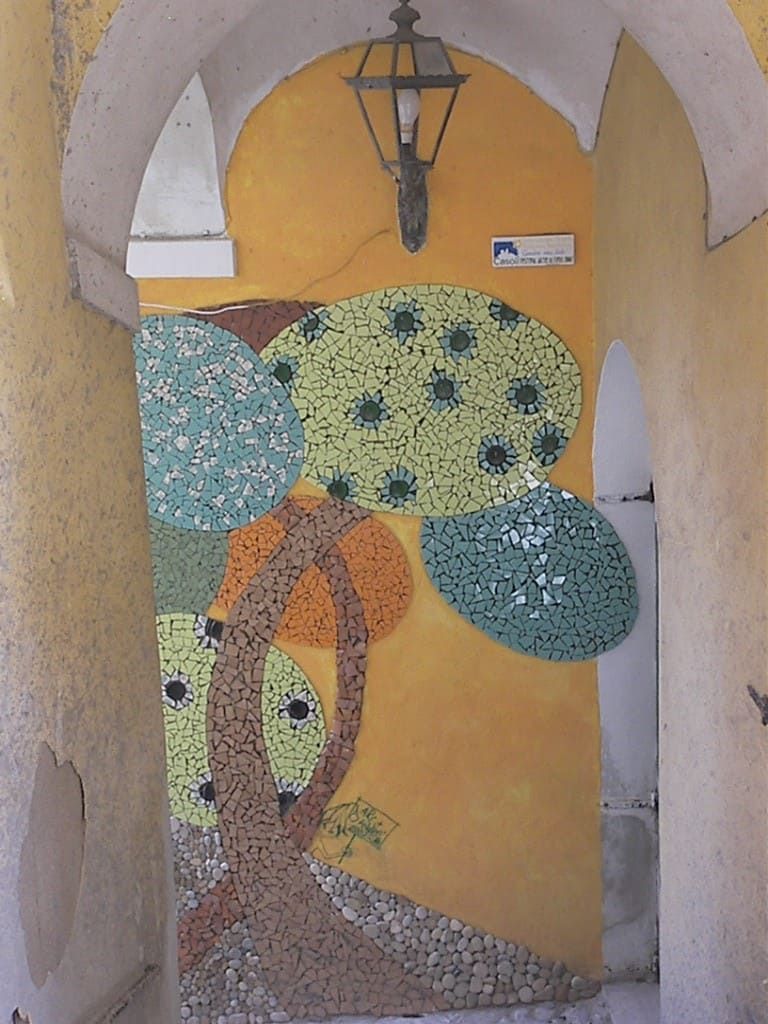 Un mosaico contemporaneo sotto un arco del centro storico