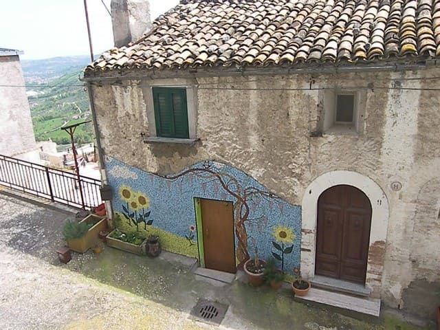 Murale dipinto sulla facciata di una casa del centro storico