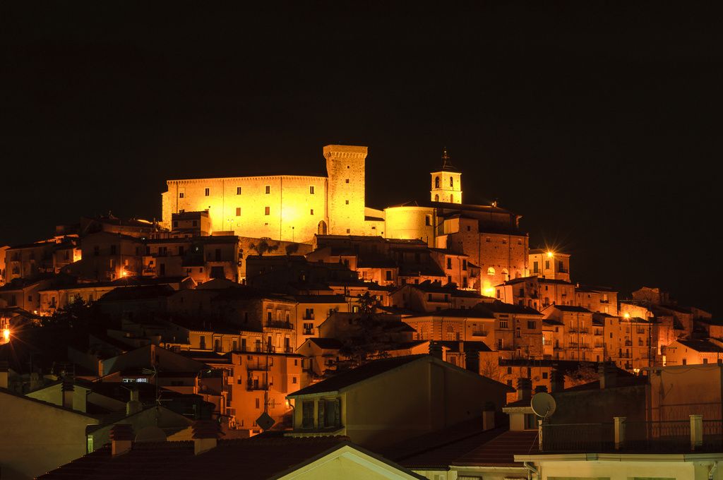 Il castello ducale e il centro storico di Casoli illuminati di notte