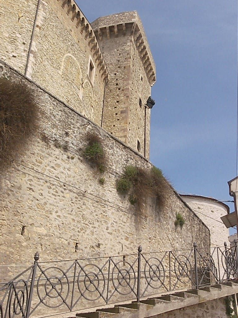 La scalinata lungo le mura del castello di Casoli