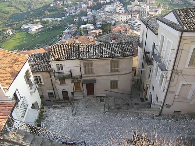 I tetti del centro storico di Casoli sulla valle