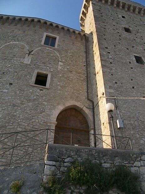 La torre-puntone pentagonale del castello di Casoli