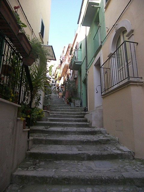 Una gradinata fra le case del centro storico di Casoli