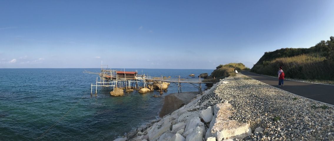 Un sentiero lungo la costa dei trabocchi con un trabocco sul mare