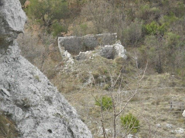 I resti di una fornace da gesso fra la vegetazione