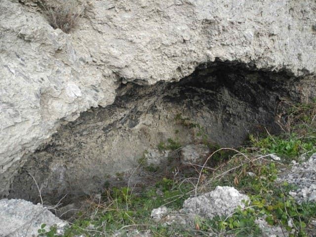 Una cavità naturale aperta nella roccia di gesso