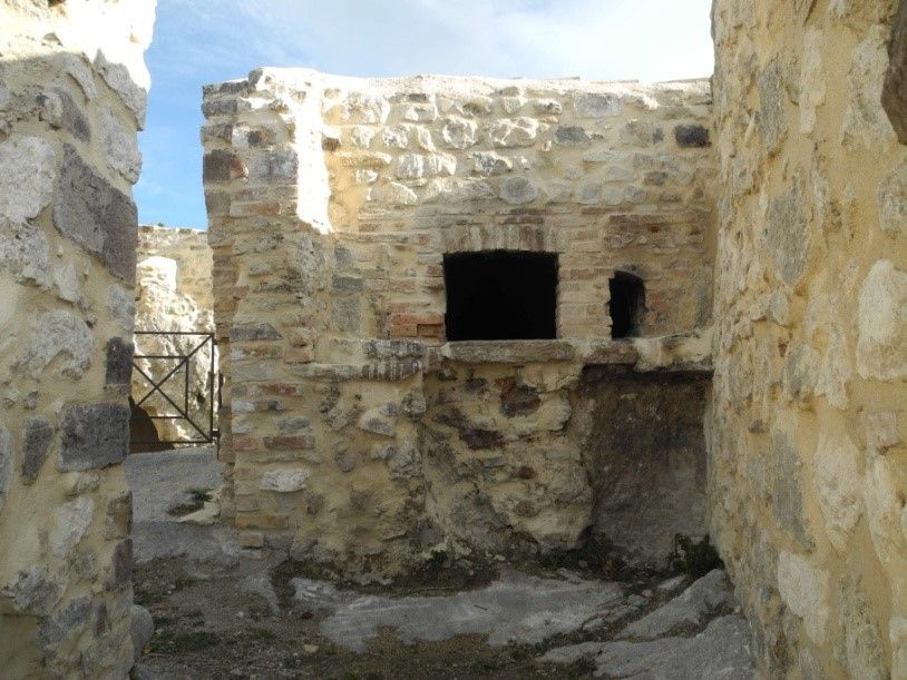 Il forno circolare con la cupoletta di mattoni, ricavato nella roccia