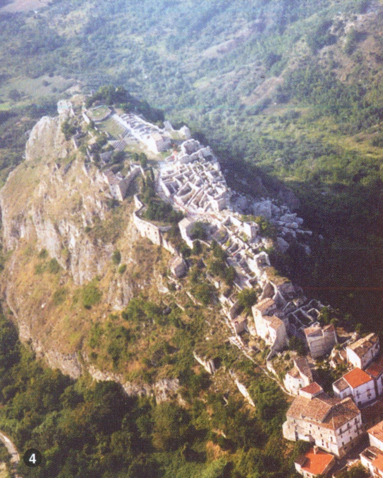 Veduta dall'alto del borgo rupestre intagliato nella roccia di gesso