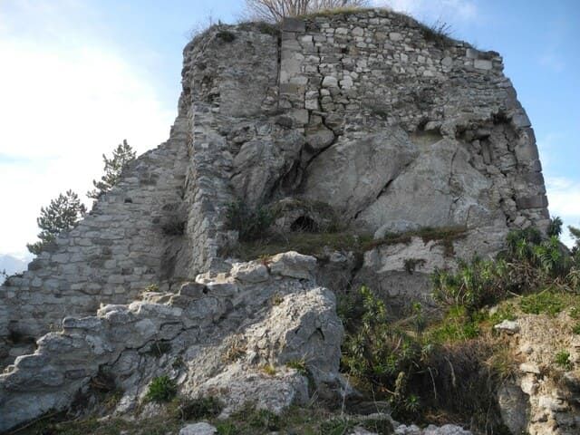 I resti della chiesa della Madonna del Rosario sulla rupe