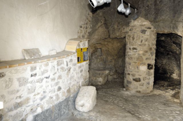La base scavata di un torchio vinario nelle scuderie