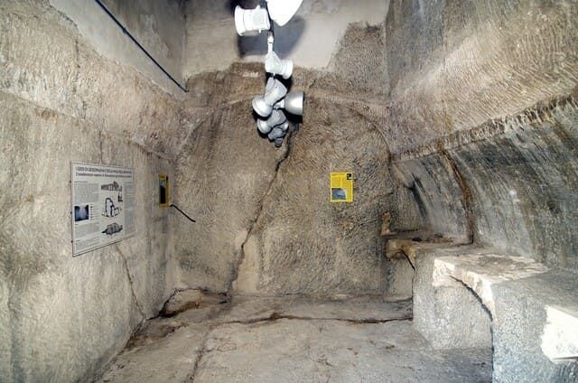 Le scuderie ricavate nella roccia di gesso