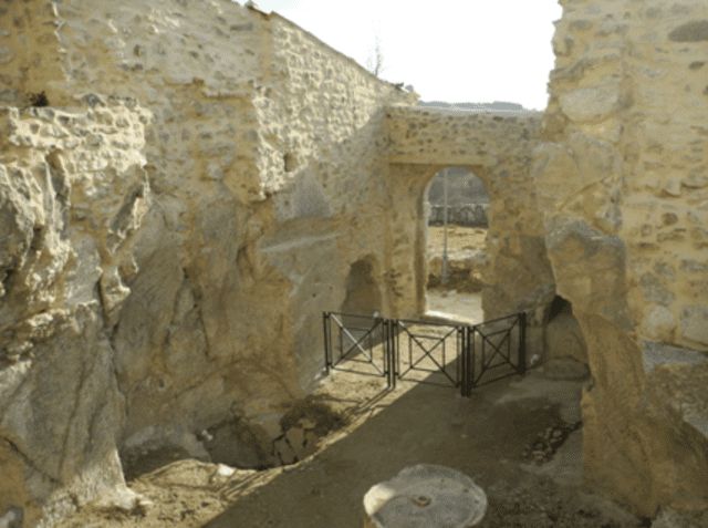 L'ambiente del trappeto scavato nel gesso, con la trave del frantoio