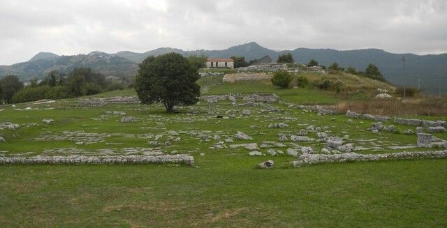 I resti della basilica sul lato nord del foro