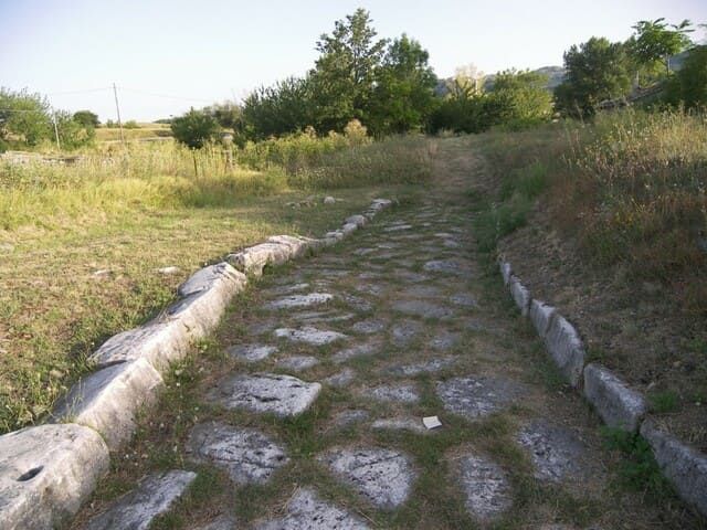 Il basolato della strada antica