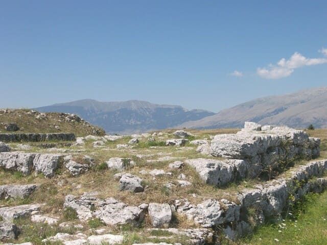I basamenti dei due templi italici dell'acropoli