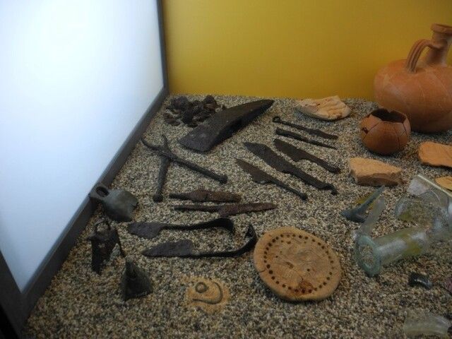 Una vetrina del museo con utensili e vasellame