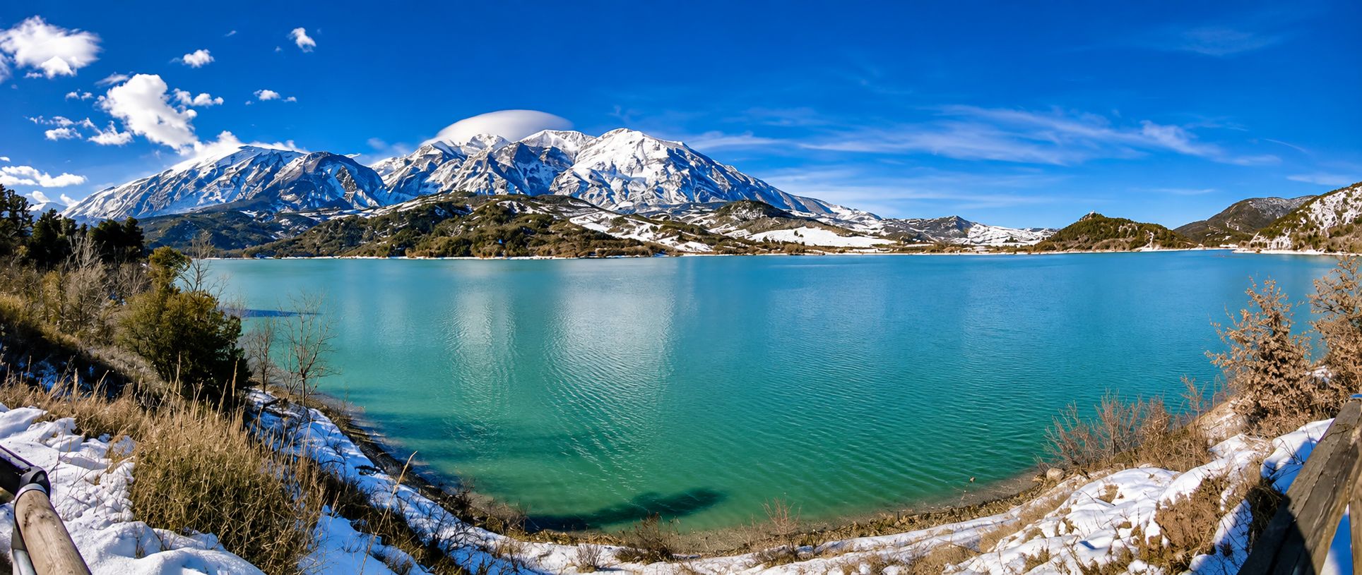 Il lago di Casoli con le acque verde-azzurre e la Maiella innevata sullo sfondo