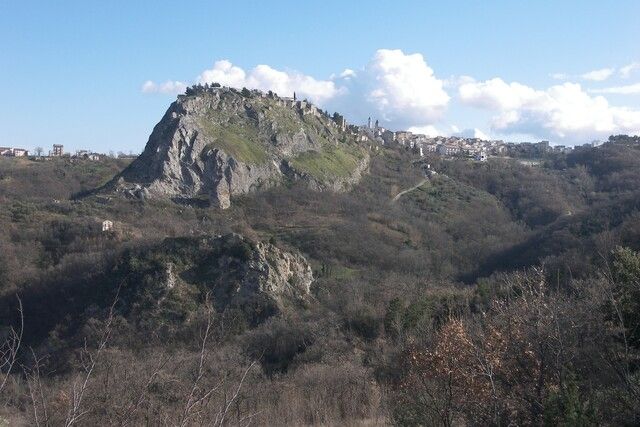 Il grande masso di gesso di Gessopalena con i resti del borgo sulla sommità