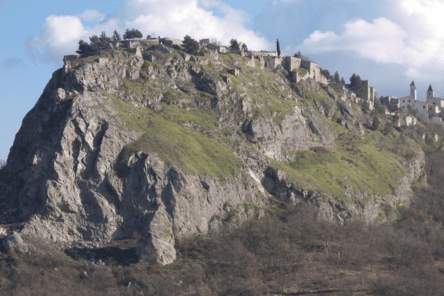 Il borgo rupestre di Gessopalena visto dalla valle