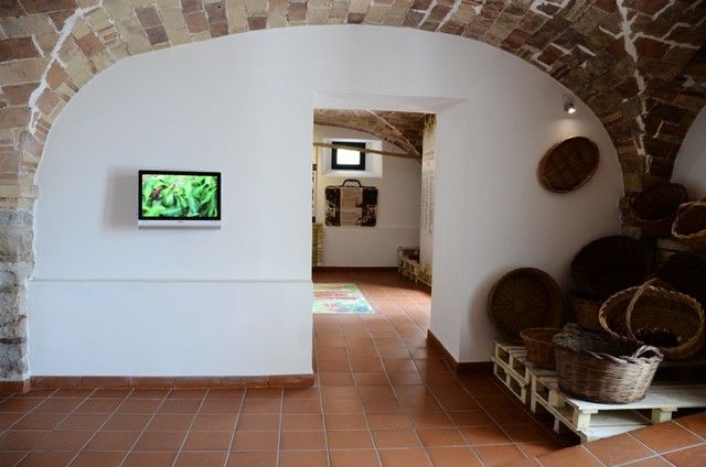 Una sala del museo con proiezioni video