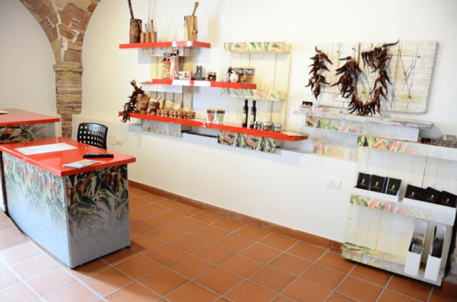 Le serte di peperoni appese e la postazione interattiva del museo