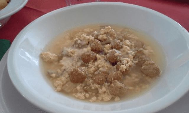 Brodo di cardone con polpettine e stracciatella
