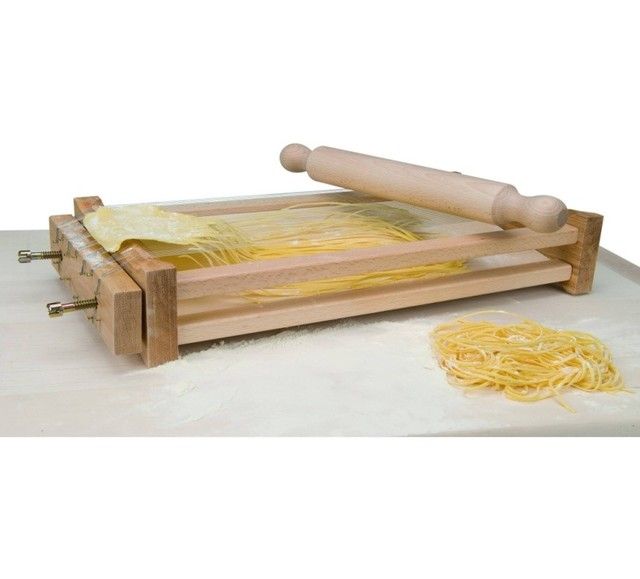 La chitarra di legno e faggio con la pasta appena tagliata
