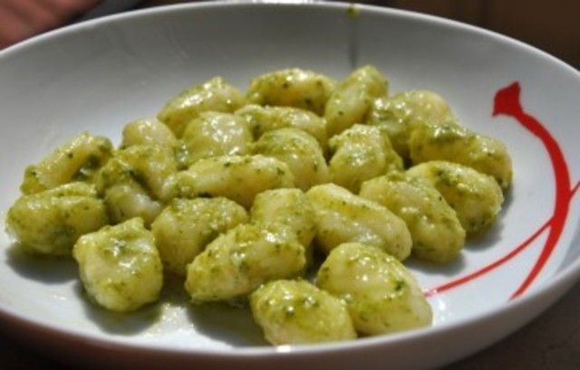 Gnocchi di patate conditi al pesto verde
