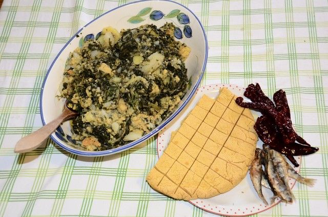 Pizze e fuje: pizza di mais con verdure cotte