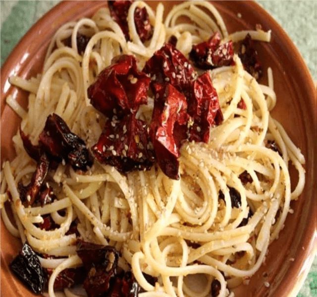 Maccheroni alla frantoiana con olio nuovo e peperoni secchi