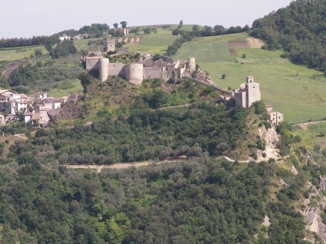 Il castello e il borgo di Roccascalegna visti dalla collina di fronte
