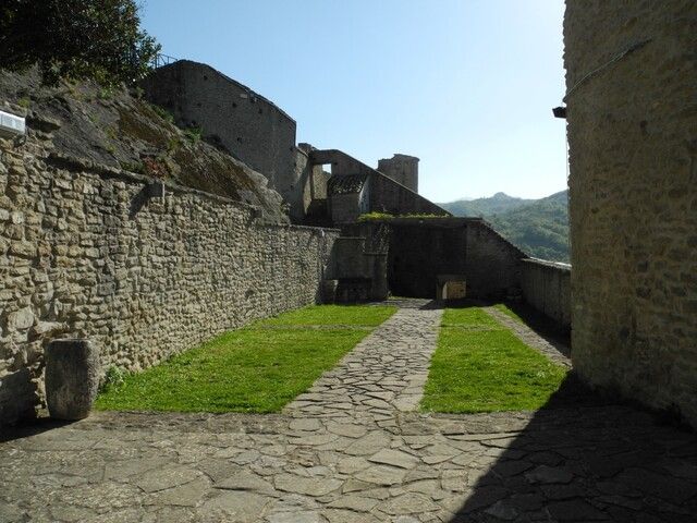 Il camminamento lastricato all'interno delle mura