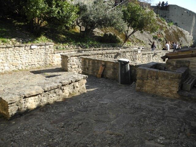 Il cortile interno del castello con i resti degli ambienti