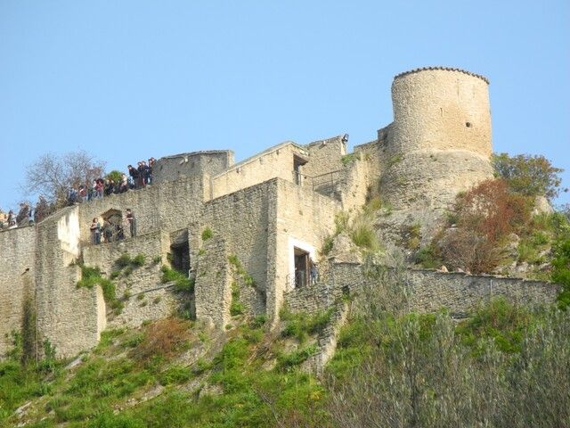 Le mura e la torre di sentinella del castello di Roccascalegna