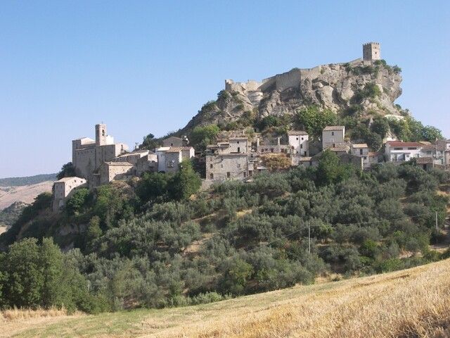 Il castello di Roccascalegna sullo sperone di arenaria, con il borgo ai suoi piedi
