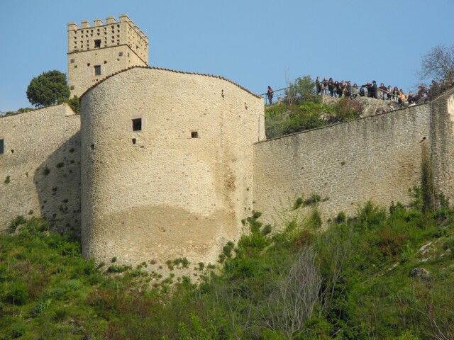 La torre circolare del castello di Roccascalegna